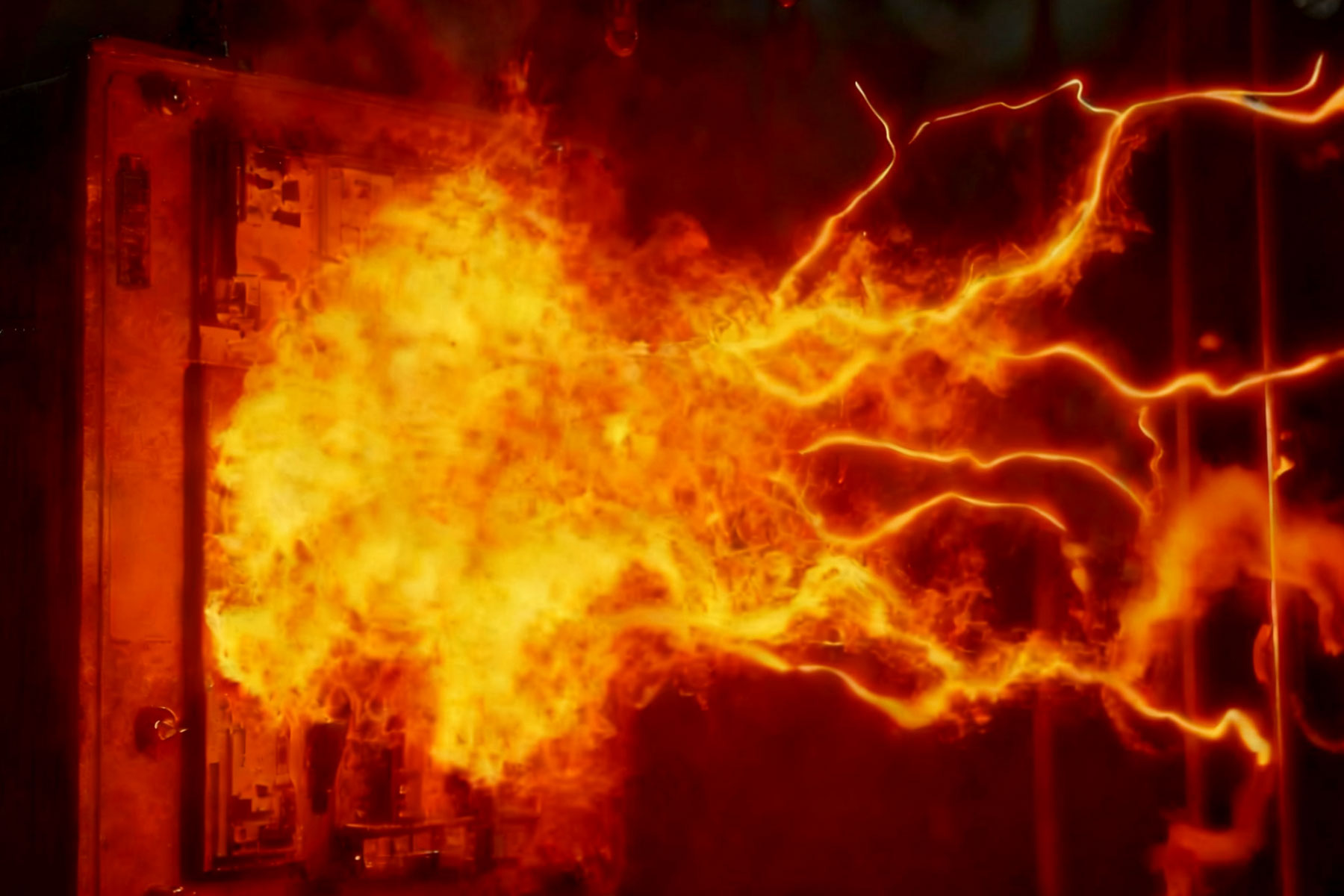 Mitkä ovat kaariväyläriskit, jotka liittyvät kondensaattoripankin vaihtamiseen ja kuinka niitä voidaan vähentää?