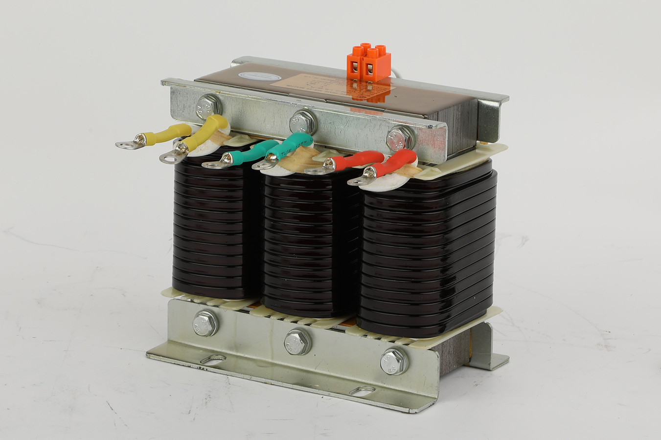 Kuinka mitoimme viritysreaktorin oikein varmistaaksemme kondensaattorin suojauksen kompensointikapasiteetista tinkimättä?