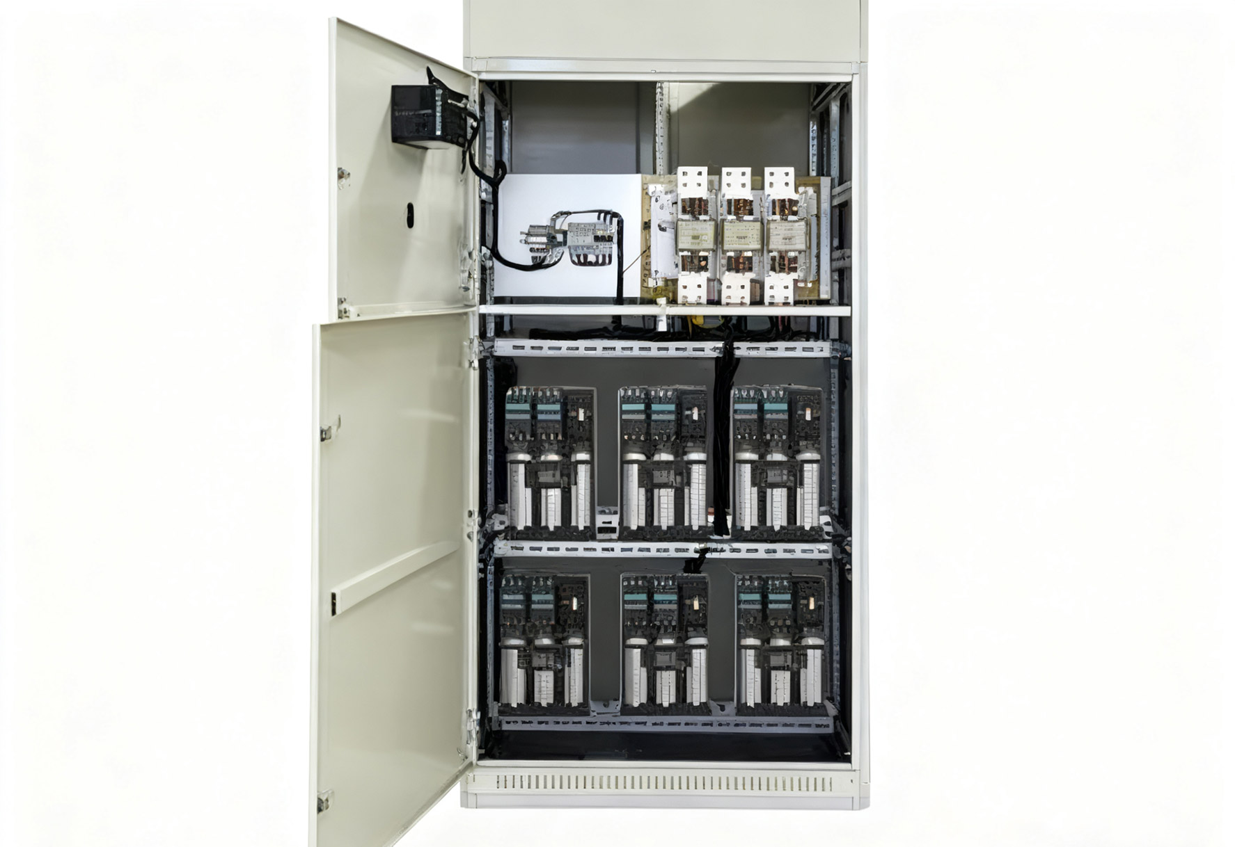 Mitä kondensaattorin D/kVar-arvo kertoo sen energiatiheydestä ja fyysisestä koosta?