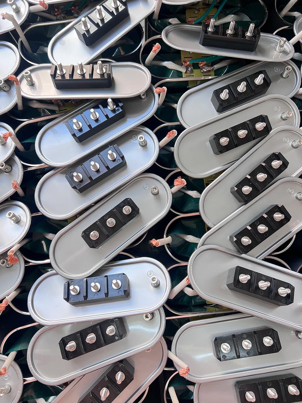 Mikä on vääntömomenttiarvojen merkitys kondensaattorin teholiittimiä kytkettäessä ja mitkä ovat väärän kiristyksen riskit?