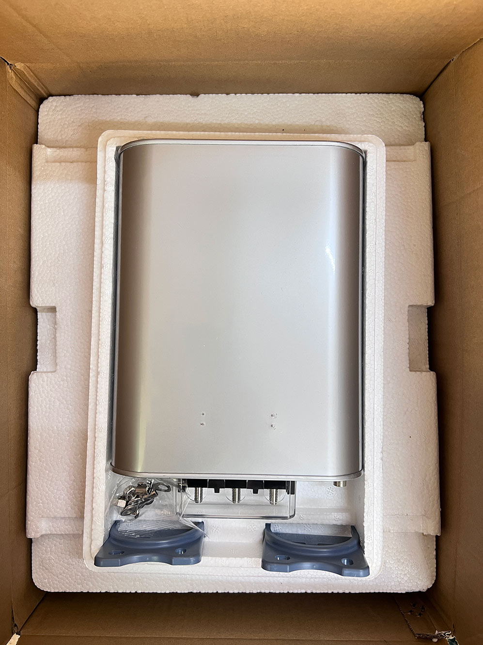 Mitkä ovat välttämättömät tarkastukset uusien kondensaattoreiden paikan päällä käyttöönoton aikana?